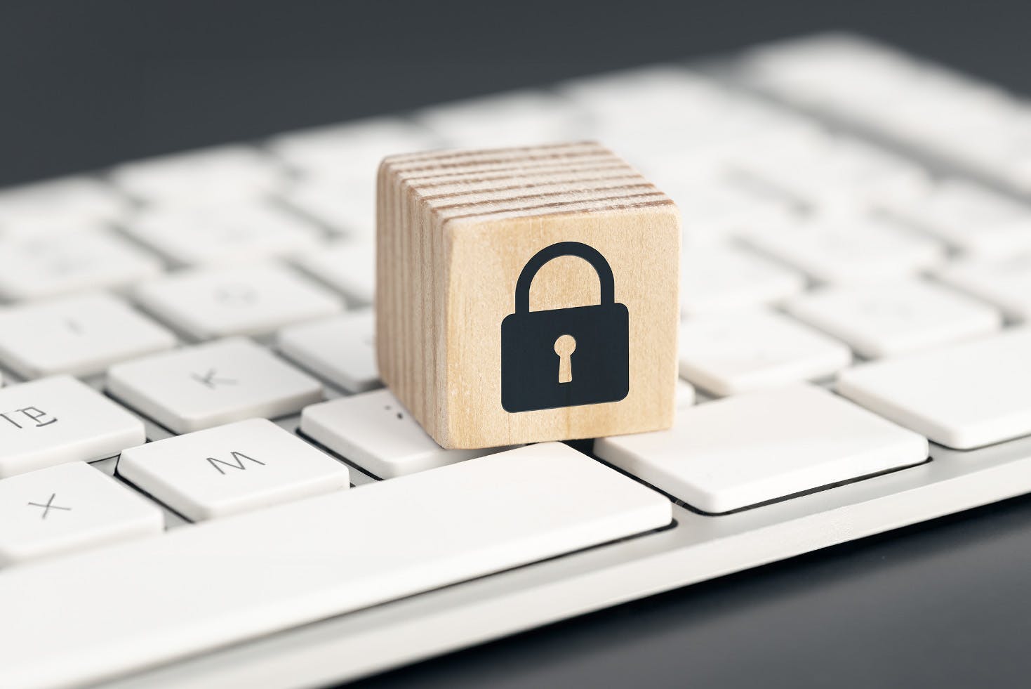Imagem de um cadeado sobre o teclado de computador representando o conceito de Privacy by Design.
