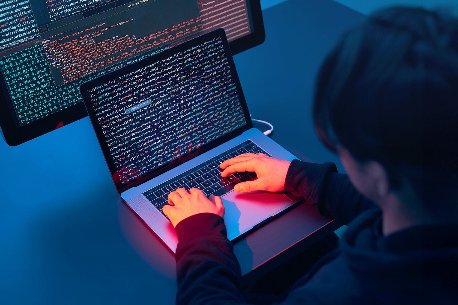 Homem ao computador representando o que são riscos cibernéticos.